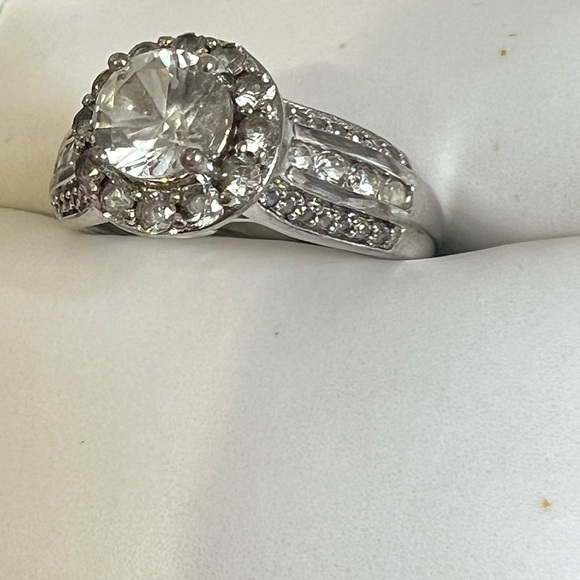 Elegant Silver Ring with Crystal Accents - Picture 3 of 10